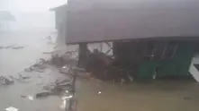 Любителски кадри показват как тайфунът Хаян помита цяла къща