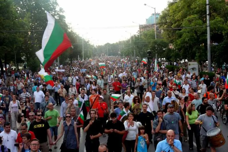 Разнородни протести блокират София днес