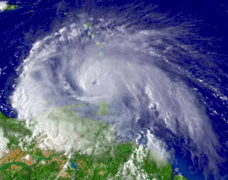 Най-мощният тайфун за годината удари Филипините, милиони евакуирани