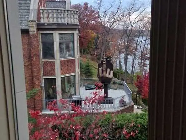 Мъж купи къща до тази на бившата си съпруга и издигна статуя с гигантски среден пръст