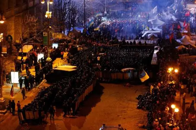 Полиция щурмува протестния лагер в Киев