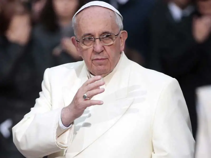 Папата критикува големите бонуси и заплати