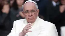 Папата критикува големите бонуси и заплати