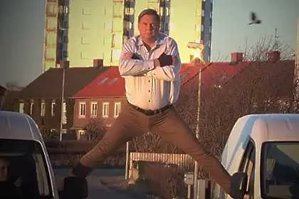 Кметът на шведски град засне пародия на клипа с Жан-Клод Ван Дам (видео)
