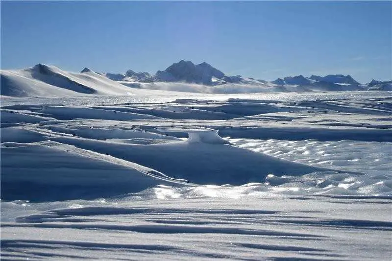 Учени изследват мегаканьон под леда на Антарктида 