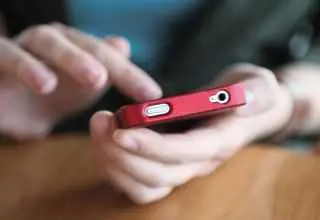 Печалбите от SMS-и със спад за пръв път от 20 години
