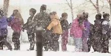 Разпуснаха училищата в 8 области заради грип и сняг