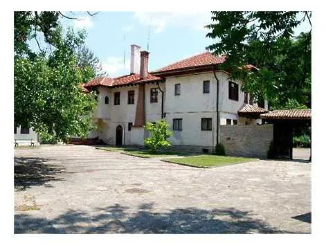 Симеон Сакскобургготски продава резиденцията си в Баня с обява в руски сайт