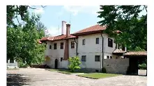 Симеон Сакскобургготски продава резиденцията си в Баня с обява в руски сайт