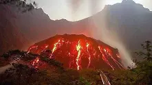 Вулкан изригна в Индонезия, стотици хиляди са евакуирани