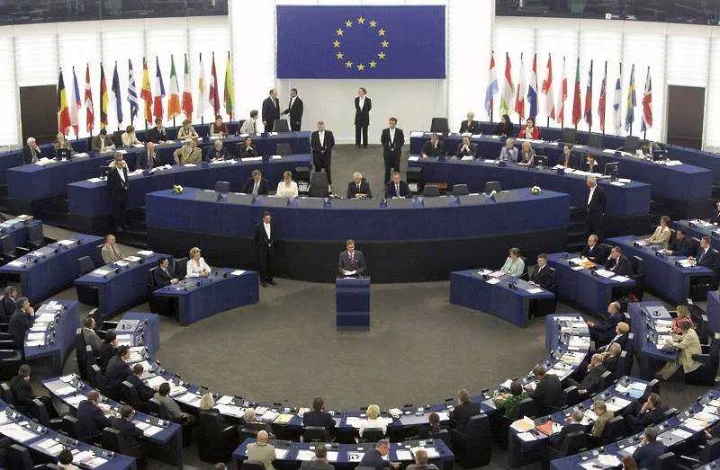 Европарламентът призова ЕК да спре европейските фондове за България
