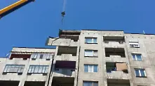 Двутонен панел се отцепи от блок, отнесе балкон