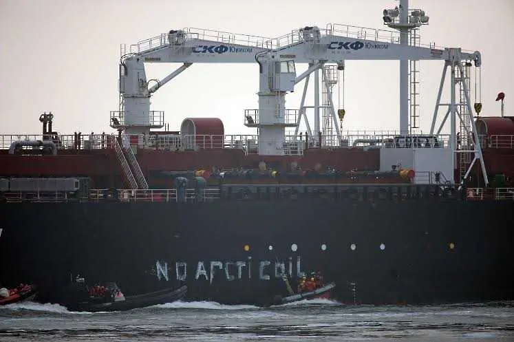 Активисти на „Грийнпийс” блокираха руски танкер с петрол от Арктика