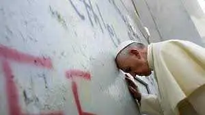Папа Франциск се поклони пред Стената на плача
