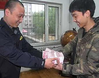 Китайски шофьор на такси върна изгубени 27 000 долара