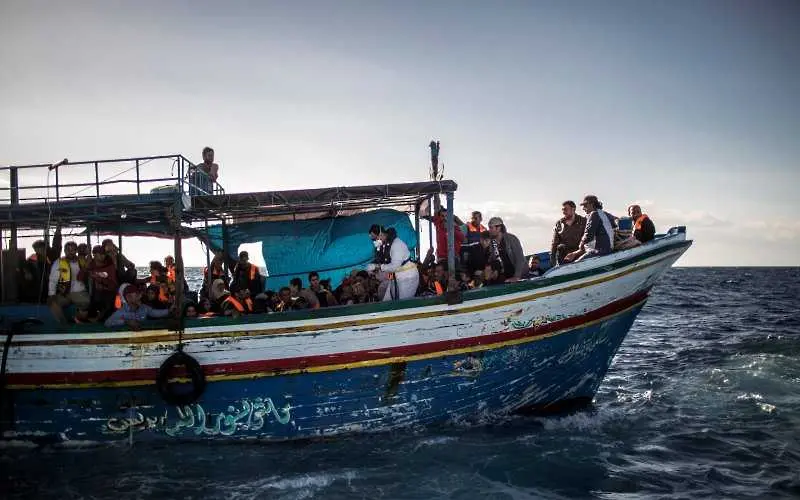 Италия извади 2500 имигранти от Средиземно море