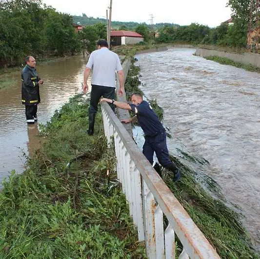 Порои наводниха казанлъшко село
