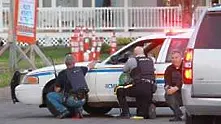 Нападател простреля полицаи в Канада и се укри