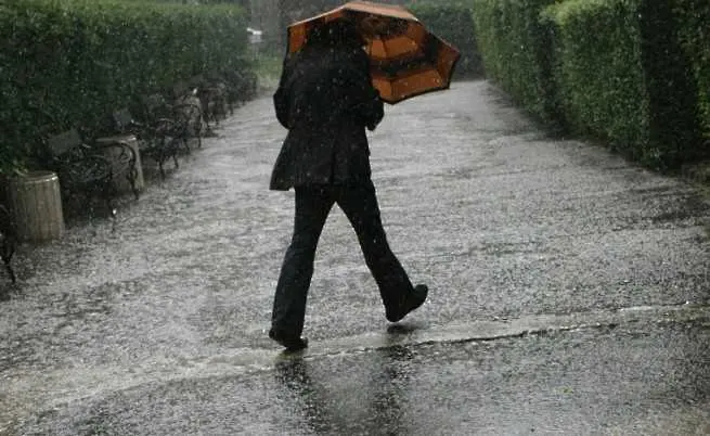 Проливен дъжд, придружен с градушка вали в София