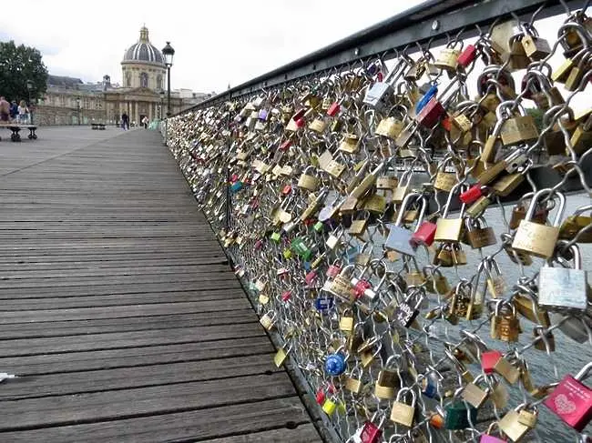 Любовни катинари разрушиха част от мост в Париж