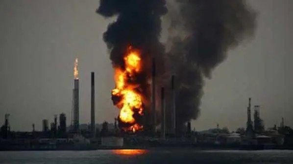 Серия взривове подпали завод на Shell в Холандия