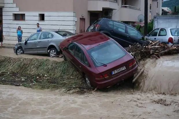 Варна под вода, най-малко 9 души са загинали