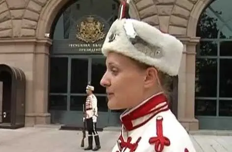 За първи път жена гвардеец застава на пост пред Президенството