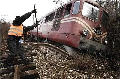 Бърз влак дерайлира, има загинал, 14 са ранени