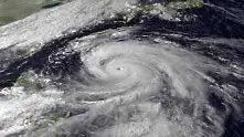 Тайфунът Неогури връхлетя островите Окинава