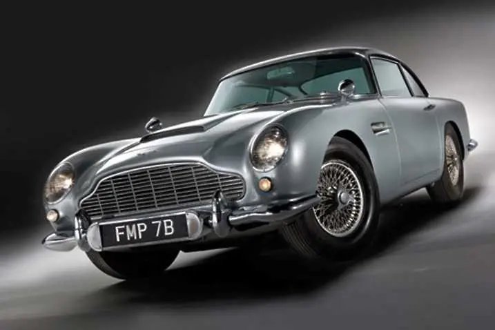 Aston Martin DB5 е най-запомненият Бондмобил, използван в "Голдфингър" (1964),&nbsp;"Тъндърбол" (1965), "Златното око" (1995), "Винаги ще има утре" (1997)&nbsp;и "Казино Роял" (2006). Във филмите се използвали два автомобила - един обикновен и един с всич