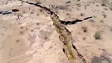 Огромна земна пукнатина прекъсна магистрала в Мексико