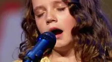 Деветгодишно момиченце смая света с невероятния си глас