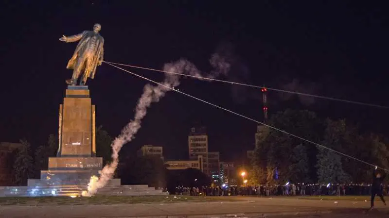 Събориха статуя на Ленин в Харков (видео)