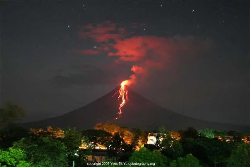 Масова евакуация на Филипините заради вулкана Майон