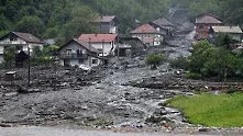 Отводняват потопените сгради в страната