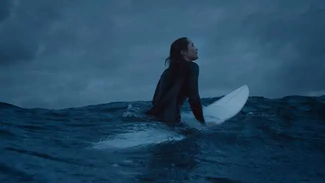 Сърф и среднощно море в новата реклама на Volvo