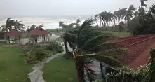 Мощен тайфун преминава през Япония, циклон връхлетя Индия