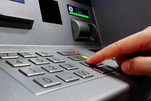 Заразени с вирус банкомати раздават пари без карта