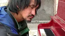 Самоук бездомен пианист стана звезда в интернет (видео)