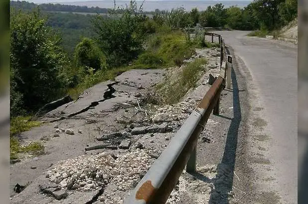 Свлачища затрупаха коли и откъснаха пътища в Смолянско