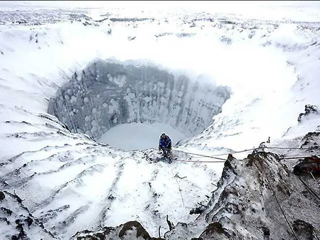 Руски учени се спуснаха в най-големия от сибирските кратери (снимки)