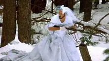 Мъж измисли 101 приложения на сватбената рокля на жена си