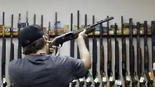 ФБР засипано със заявки за купуване на оръжия в Черния петък