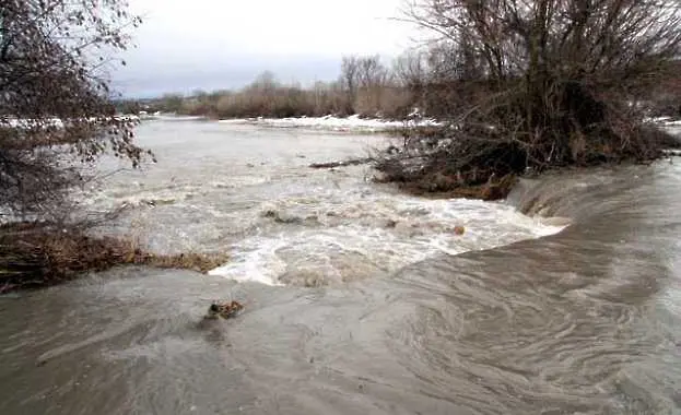 Предупреждават за високи води в реките