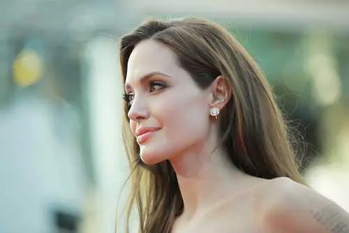 Анджелина Джоли катастрофира в Бевърли Хилс