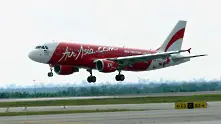 AirAsia плаща по 24 000 долара на близките на пътниците от падналия самолет