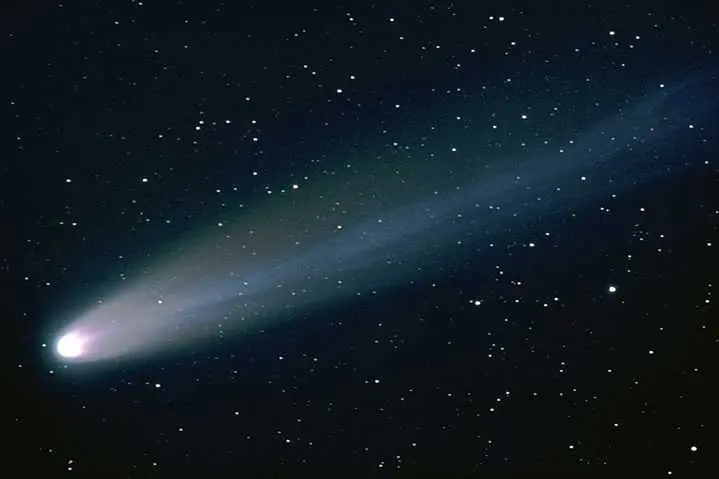 Много ярка комета преминава над България