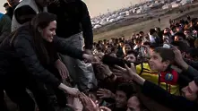 Анджелина Джоли посети кюрдски бежански лагер в Ирак
