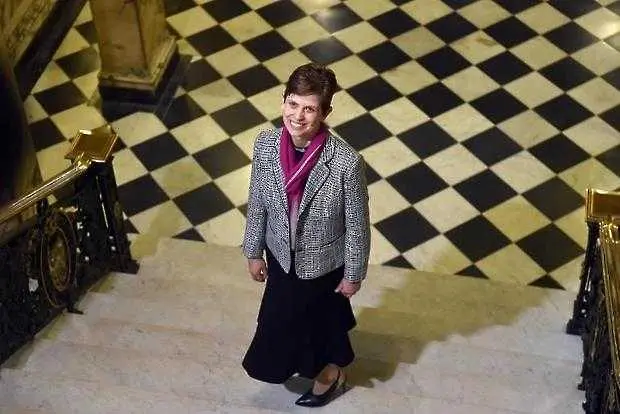 Англиканската църква ръкоположи жена за епископ