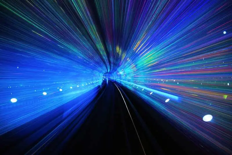Физици успяха да забавят скоростта на светлината